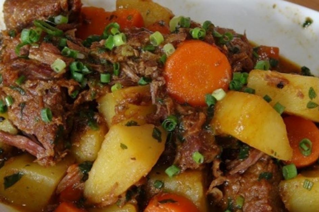 A clássica carne de panela deliciosa pro almoção de família 