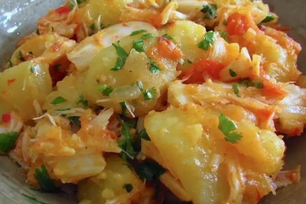 Bacalhau com batatas é deliciosa e muito simples de preparar