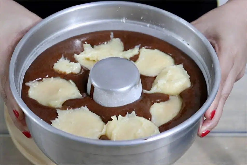 Bolo de chocolate que já sai recheado do forno e prontinho para comer fica uma delícia