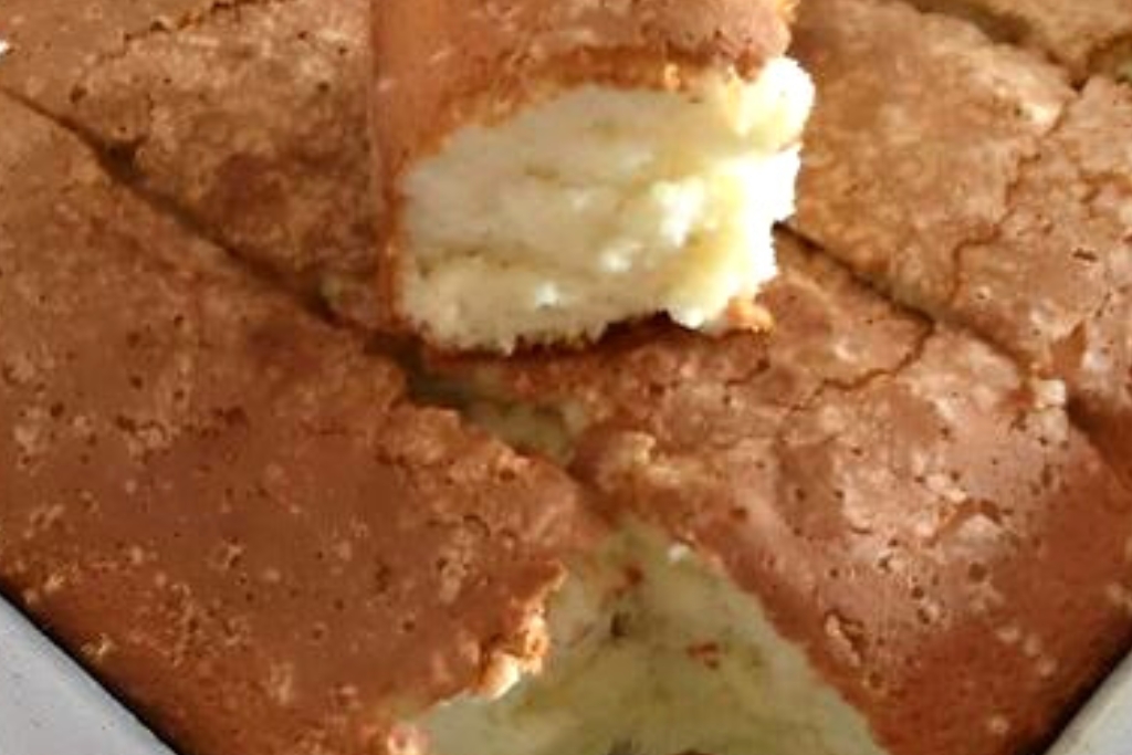 Bolo simples da vovó, bolinho para a tarde com um café