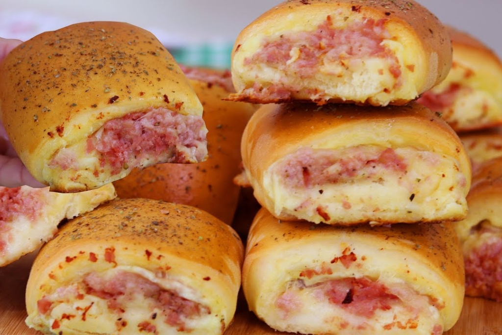 Enrolado de presunto e queijo, quentinho com o queijo derretendo do jeitinho que todo mundo gosta