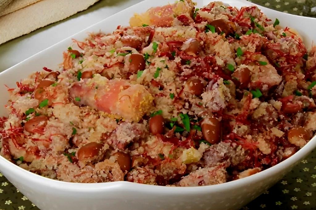 Farofa de carne seca com bacon e feijão, pra ninguém botar defeito