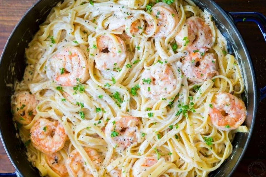 Fettuccine com camarão e molho de queijo, vão achar que foi um chef de cozinha quem fez