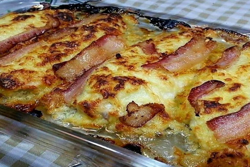 Filé de frango com bacon e queijo parmesão, delicioso e super suculento