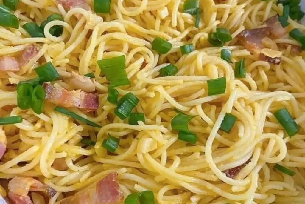 Macarrão ao alho e óleo com bacon, faça naqueles dias de correria