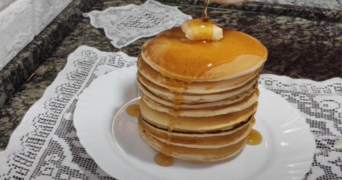 Panqueca doce sem farinha, é só bater os ingredientes no liquidificador e assar