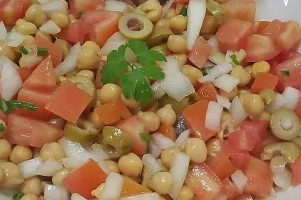 Salada de grão de bico para acompanhar sua refeição com requinte