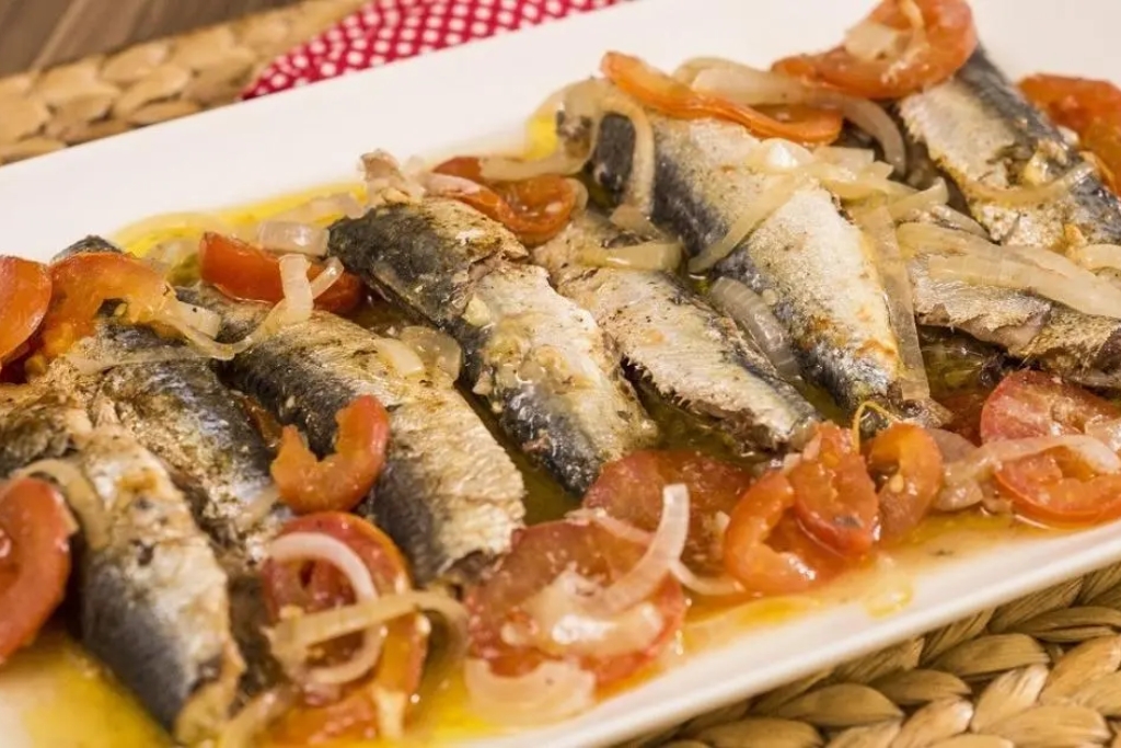 Sardinha na panela de pressão e uma receita econômica, deliciosa e fácil de preparar