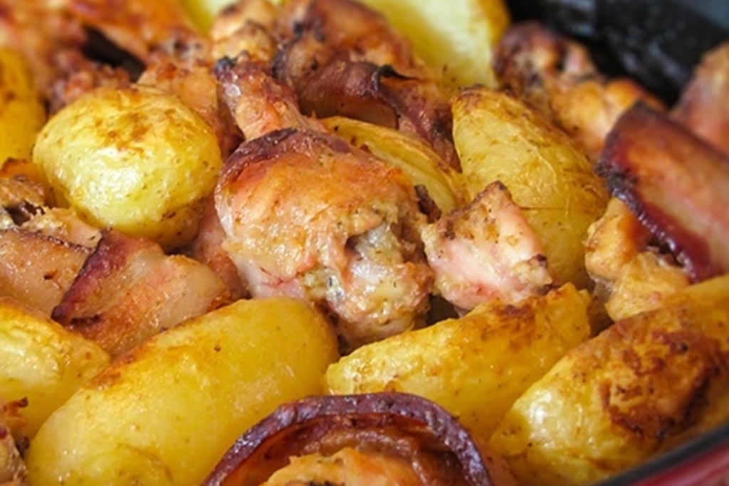 Sobrecoxa assada com batatas e bacon, receitinha que a vovó ensinou que vai conquistar toda sua família