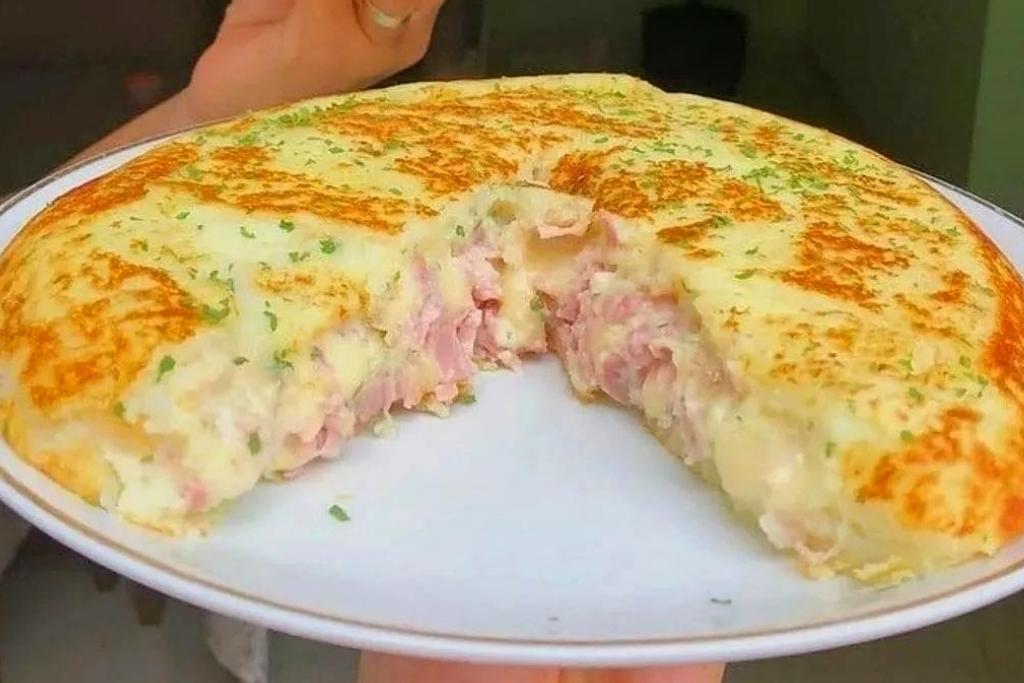 Torta de batata na frigideira com queijo e presunto, fácil e saborosa